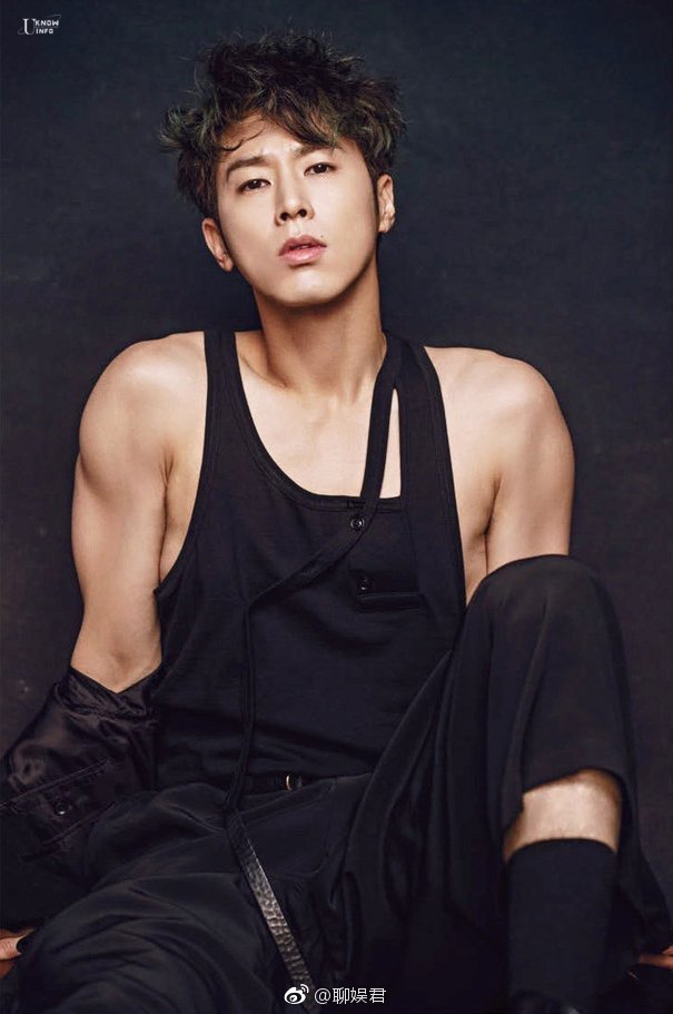 u-know允浩之前在节目中因喝不明身份"粉丝"送来的加有强烈粘结剂的