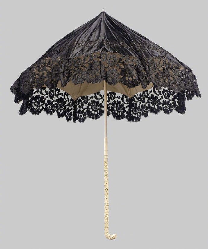 19世纪的古董阳伞 现藏于波士顿美术馆