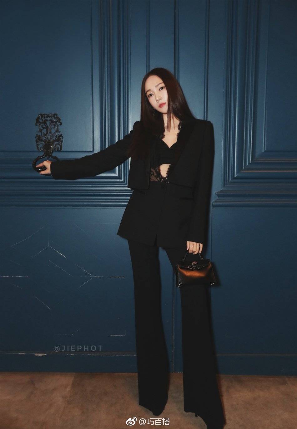 郑秀妍变身酷帅御姐,全身黑色西装内搭黑色蕾丝