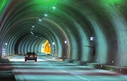 12月起,进隧道没做这动作的,要罚款200元