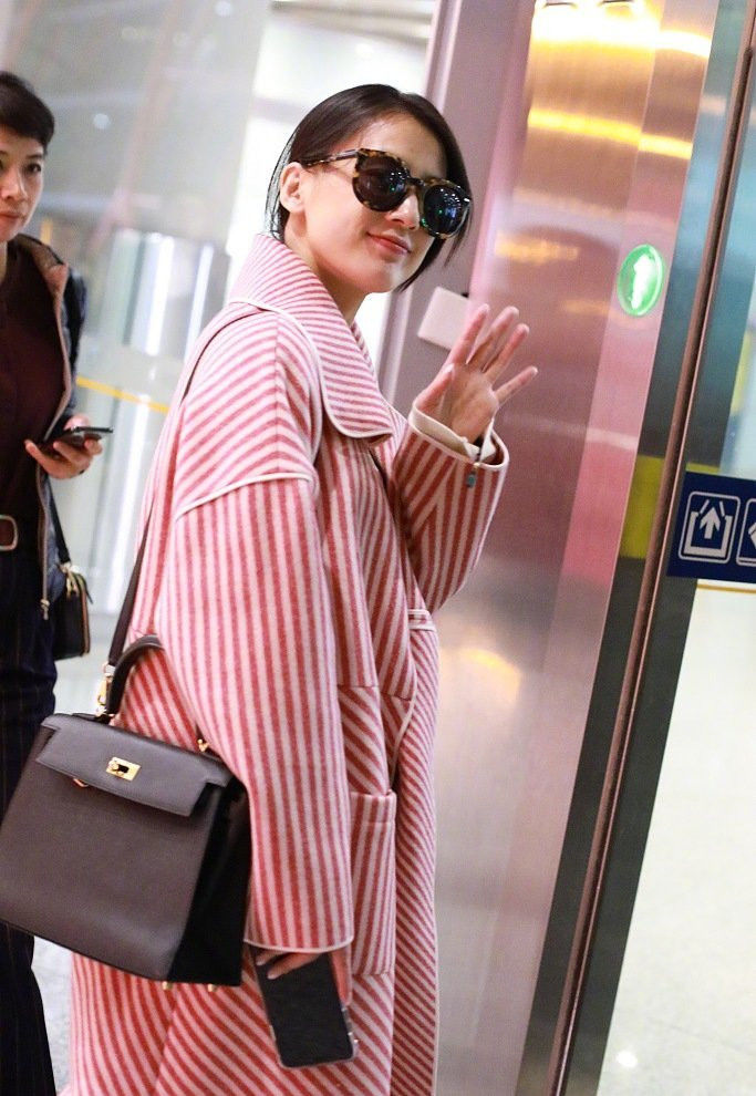 黄圣依的衣品怎么了?七八万的爱马仕都拎着像地摊货,减龄没指望