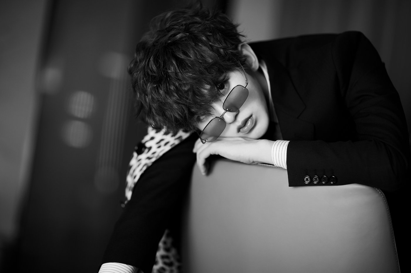 蔡徐坤小卷毛墨镜混搭豹纹大衣 将曝光唐装造型诠释中国风