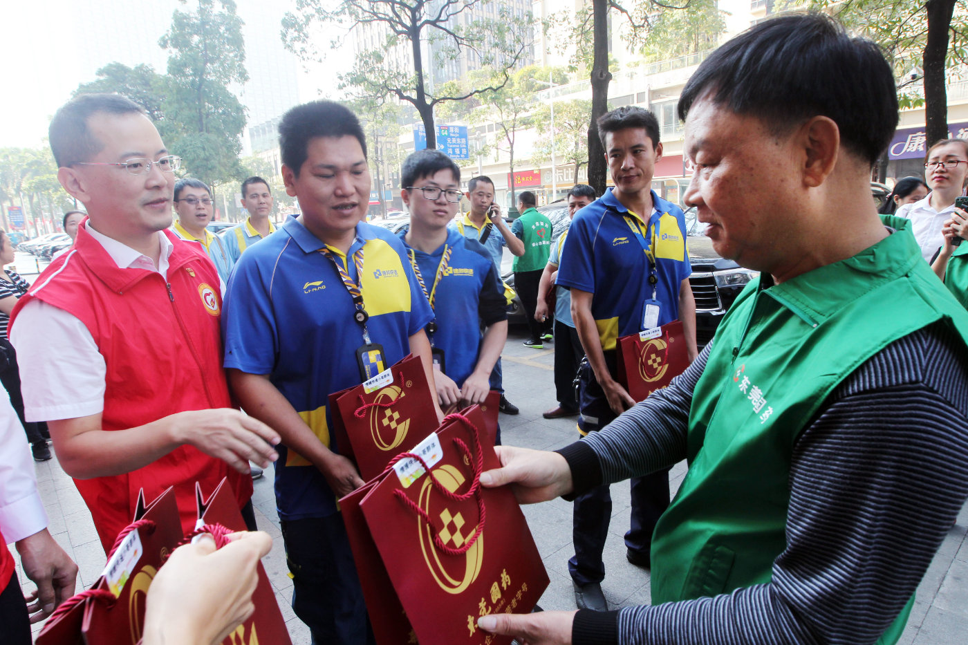 东莞市邮政业情暖快递小哥丨双十一携手东莞国药全城派发爱心药包