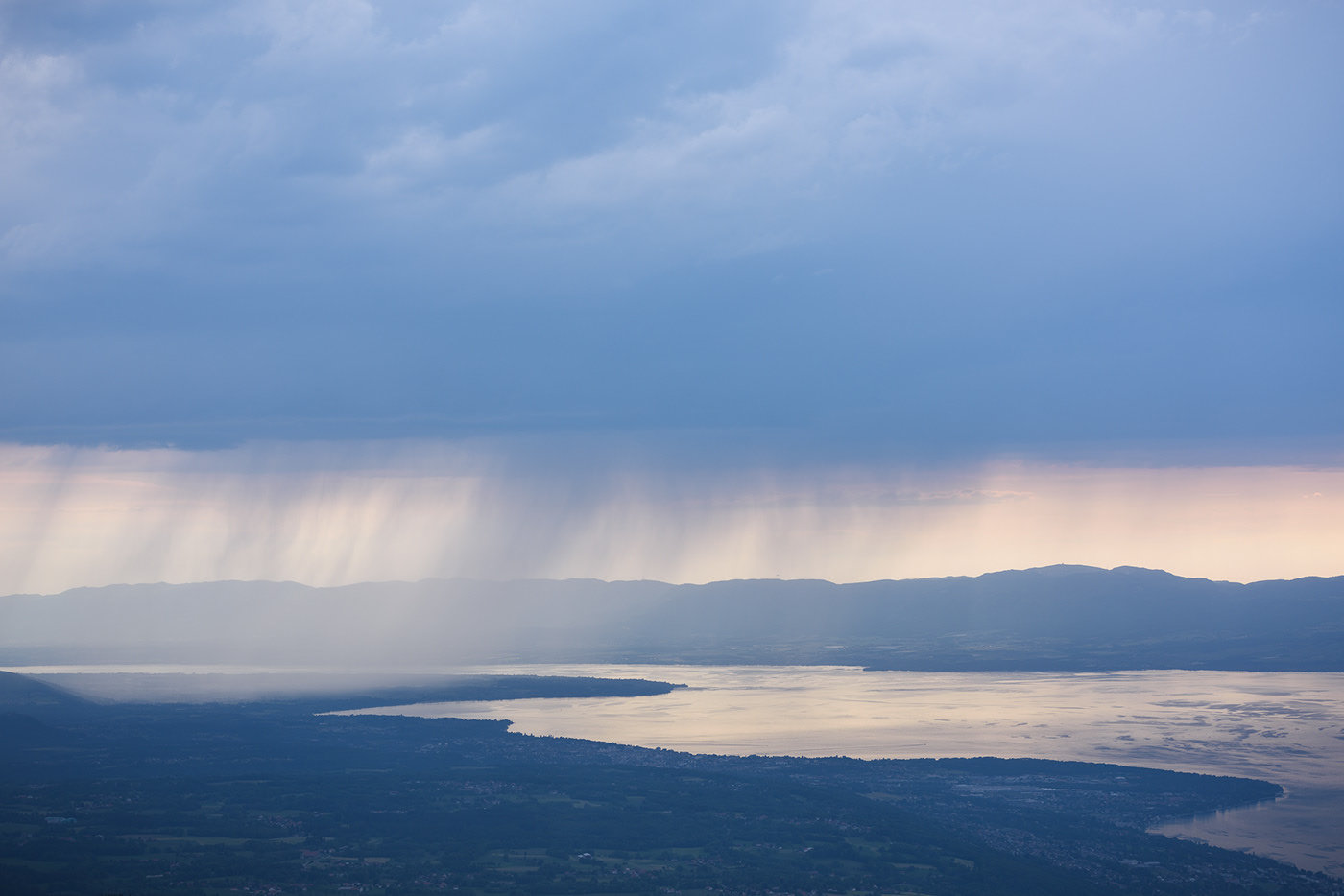 层云搅散了光,投下梦境般的朦胧.photo by guiot damien