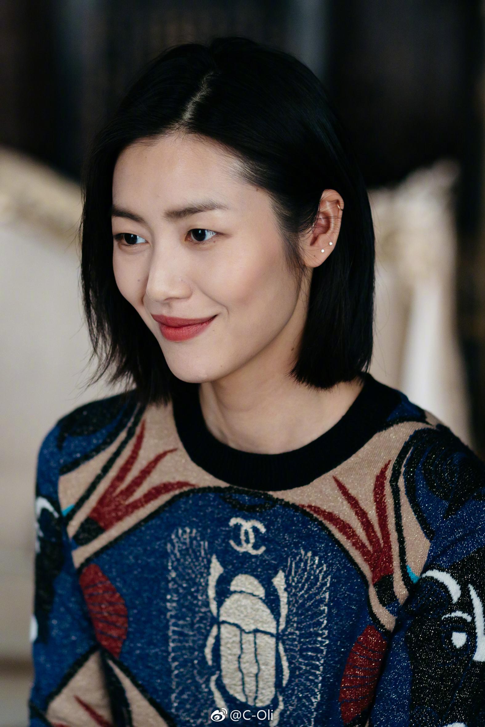 表姐刘雯为chanel mademoiselle prive 《走进香奈儿》上海展览录制预