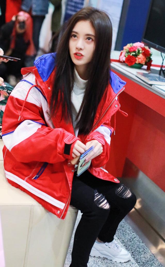 鞠婧祎真会穿红色外套内搭白色卫衣甜美又时髦红白配色太经典
