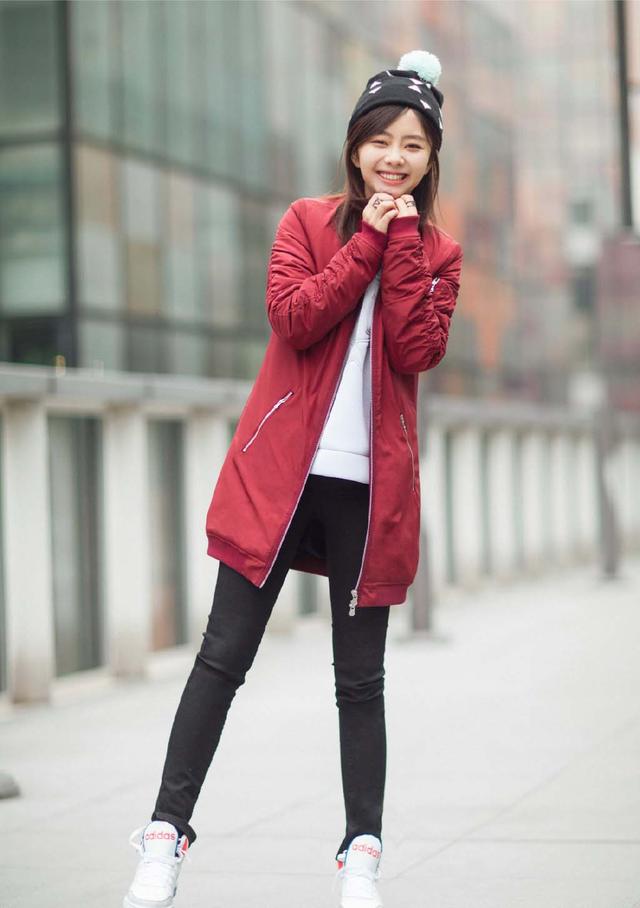 162的谭松韵好会凹造型穿斗篷装配长筒靴坐着腿长1米2