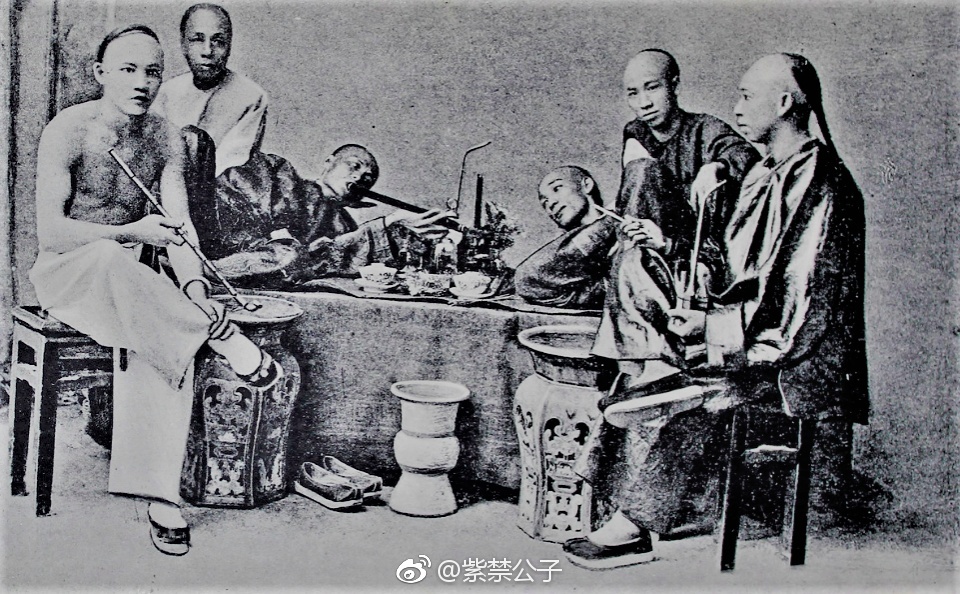 清末老照片:真实的吸食鸦片现场,外国人坐在抬轿上