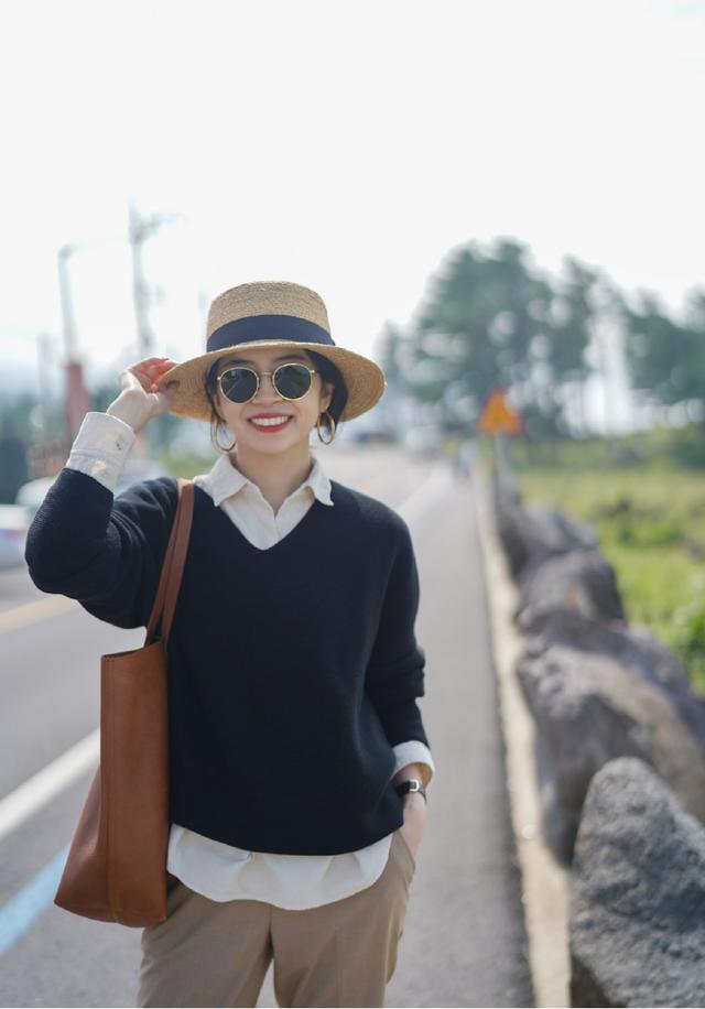 "女神博主"三木秋季新搭配,毛衣叠穿白衬衫,换了帽子美出新高度