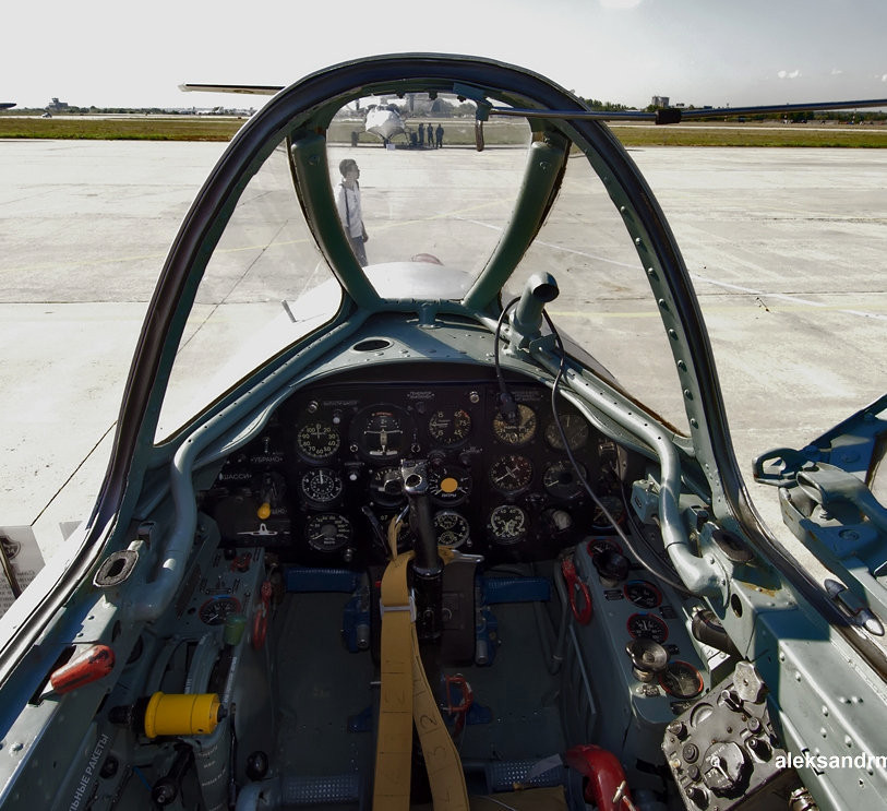 战斗机内饰,图1-2是一代战斗机米格-15和二代机f-4鬼怪