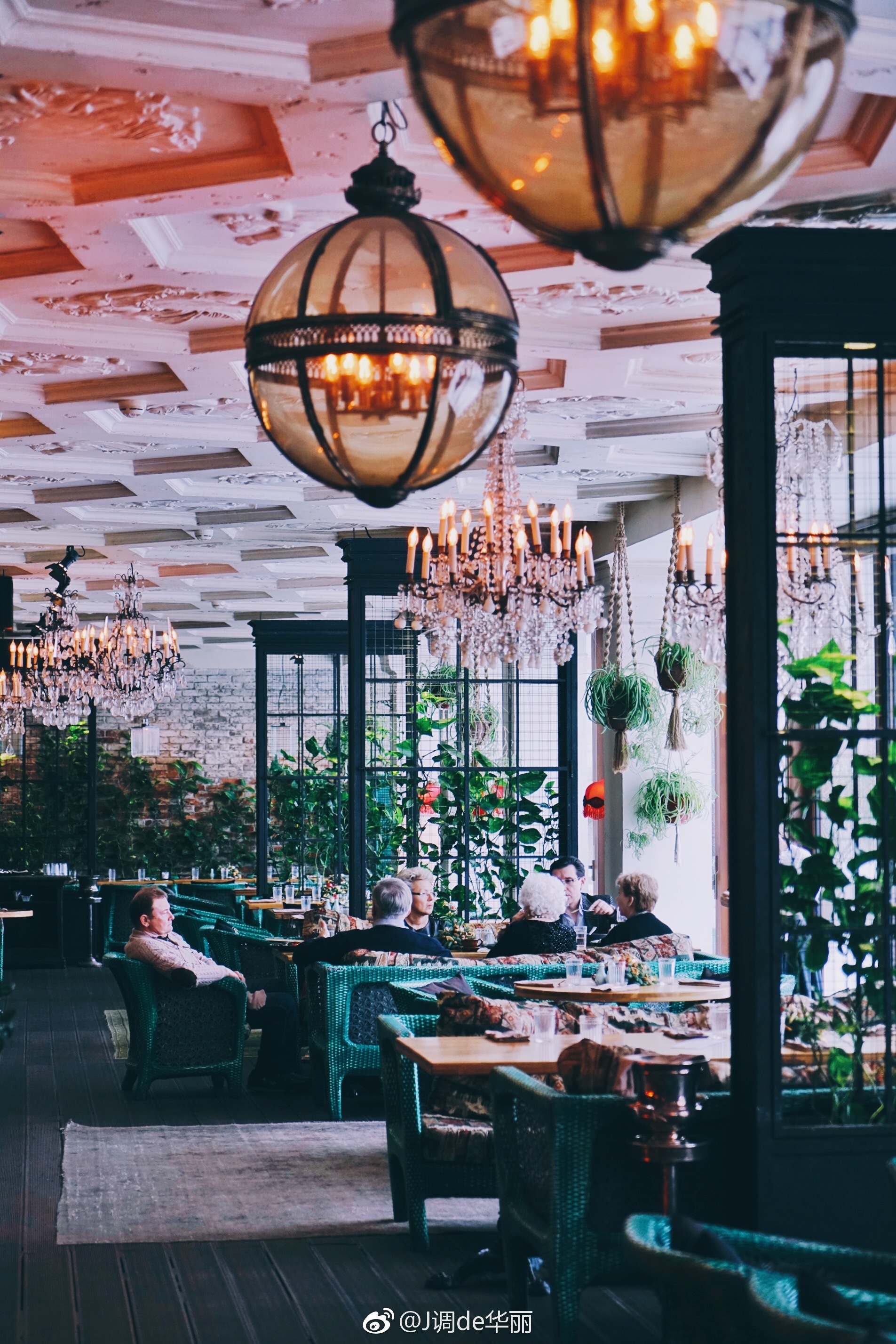 莫斯科网红餐厅打卡这家复古温馨的餐厅可以瞬间穿越到格鲁吉亚