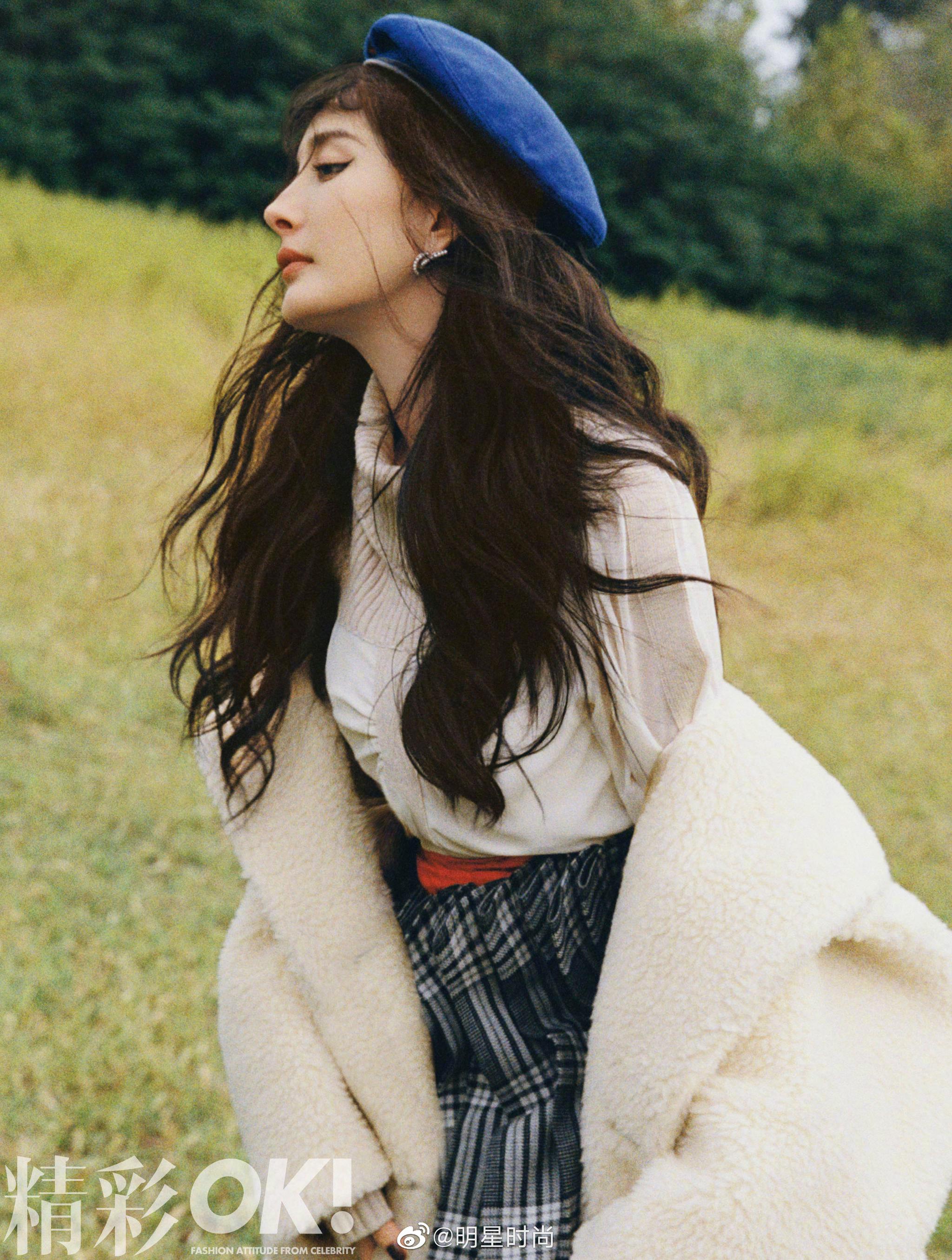 杨幂时尚大片来袭,蜂窝头造型搭配多色发带与贝雷帽