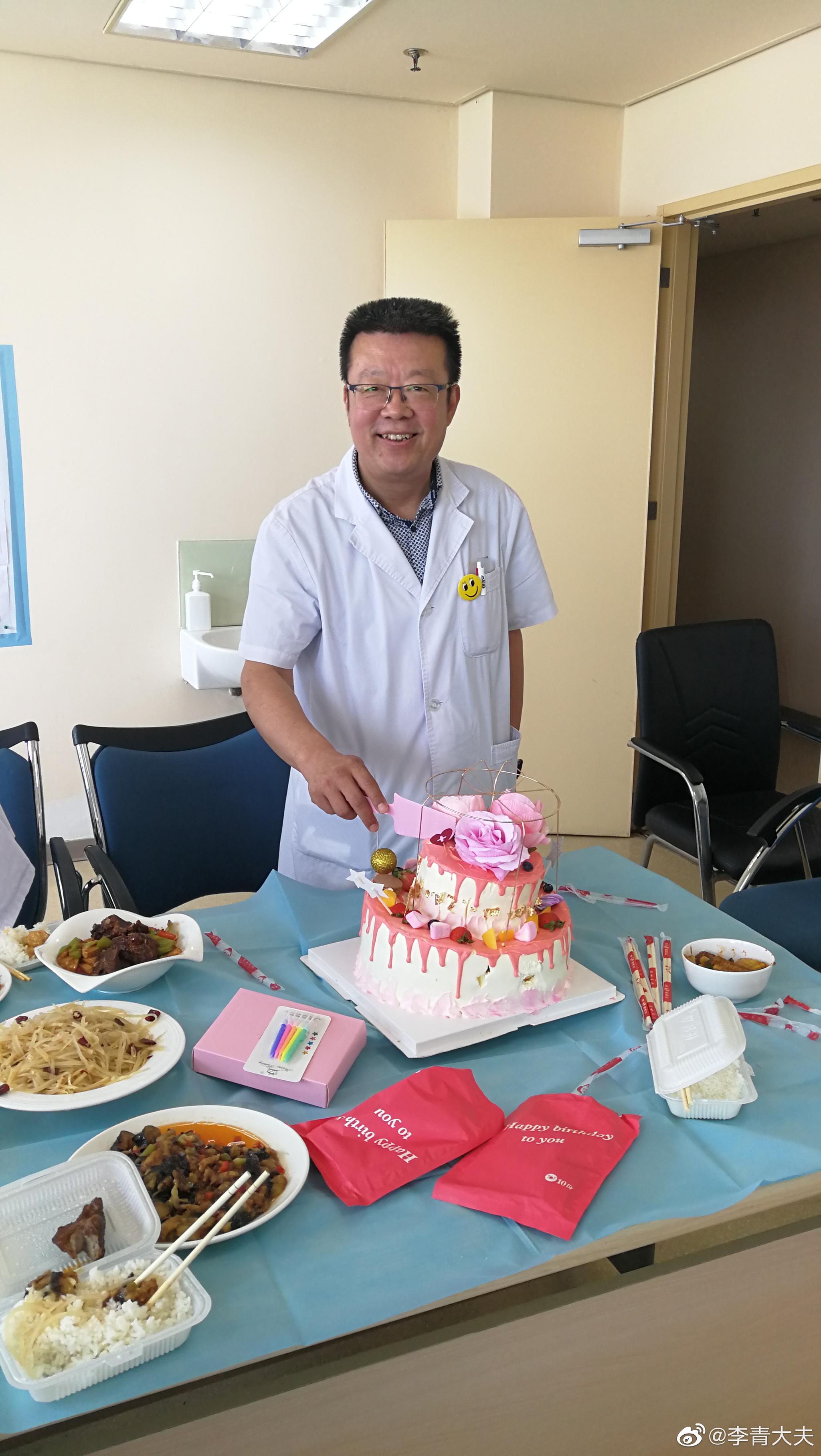 中午全科工作餐共祝医师节谢谢护士长及护士妹妹们的蛋糕