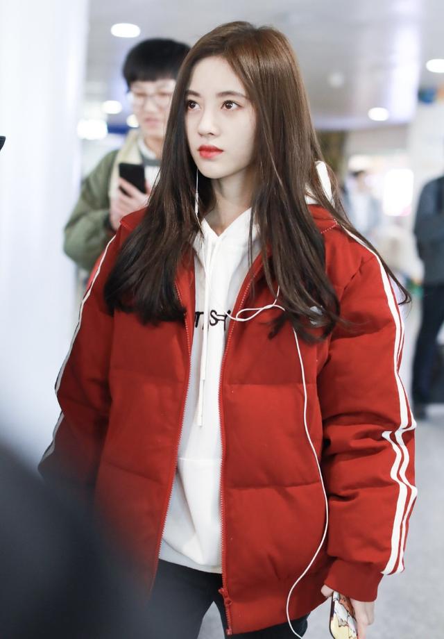 鞠婧祎真会穿红色外套内搭白色卫衣甜美又时髦红白配色太经典