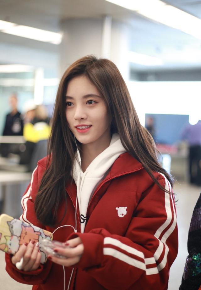 鞠婧祎真会穿红色外套内搭白色卫衣甜美又时髦红白配色太经典