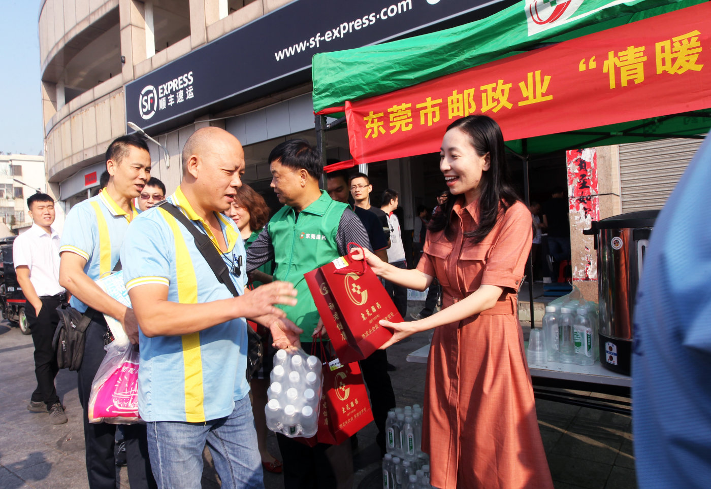 东莞市邮政业情暖快递小哥丨双十一携手东莞国药全城派发爱心药包