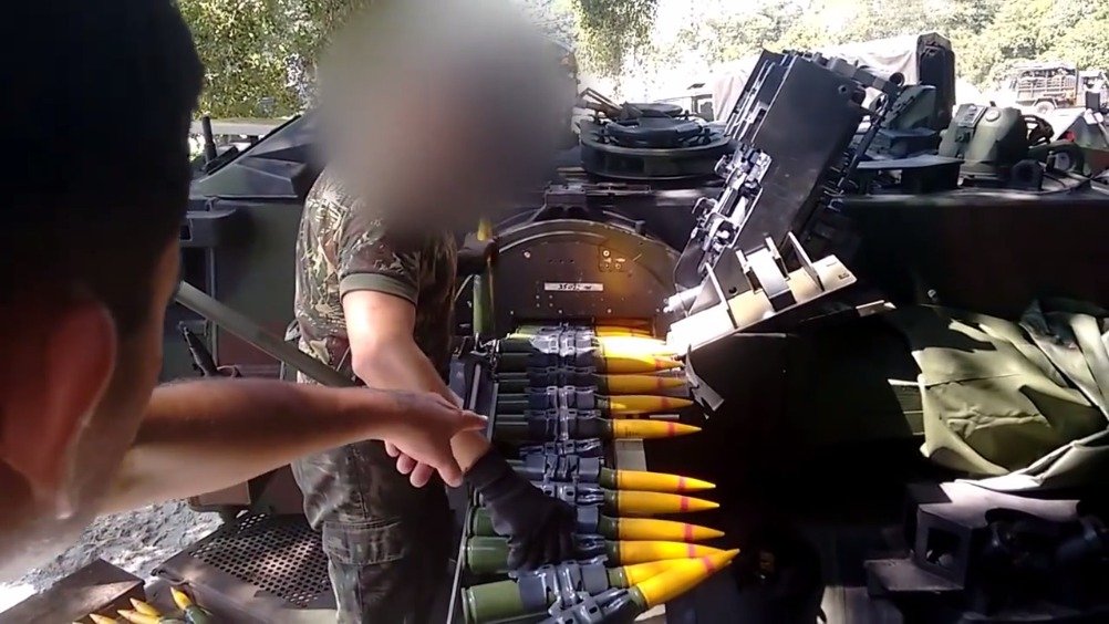 35mm自行高射炮是如何装填炮弹的,机修小哥