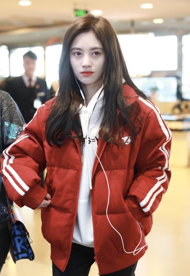 鞠婧祎真会穿红色外套内搭白色卫衣甜美又时髦红白配色太经典