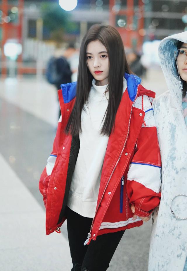 鞠婧祎真会穿红色外套内搭白色卫衣甜美又时髦红白配色太经典