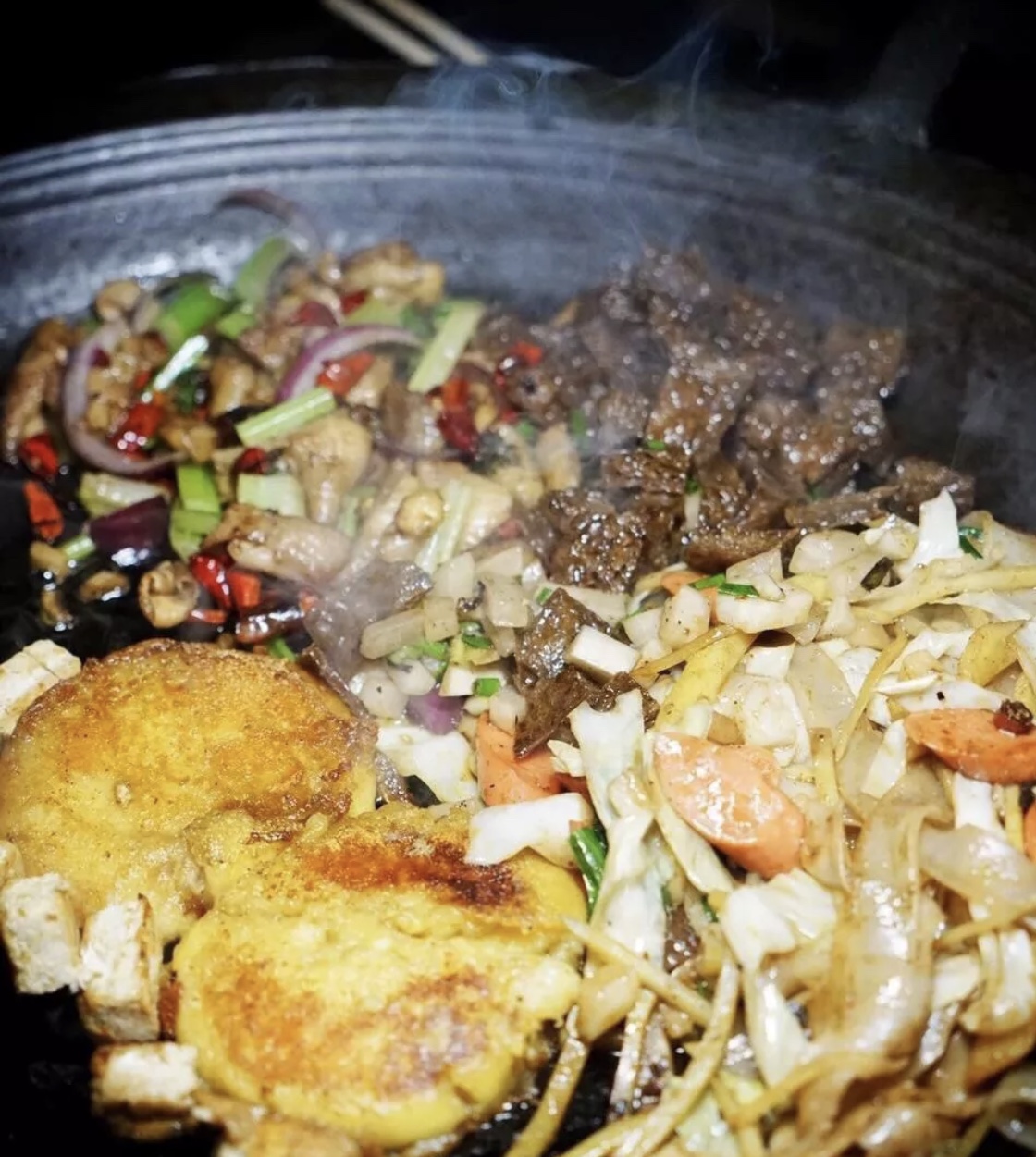 贵州独有的美食——烙锅把所有食材倒在一个锅里烙_新浪新闻