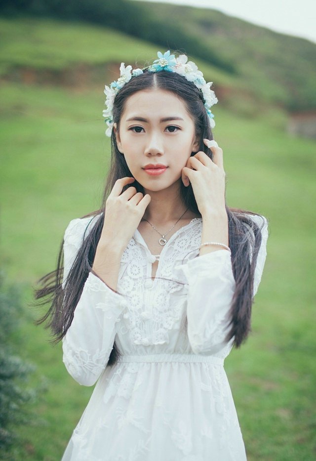 气质清新养眼小女生在草原上静静享受安静时光写真集