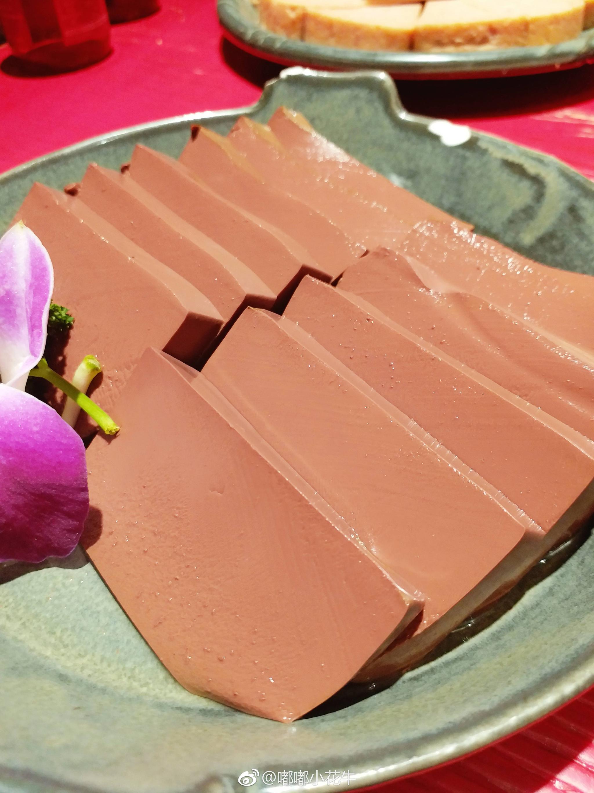 美食博主@嘟嘟小花牛 推荐欧亚新生活的谭鸭血老火锅