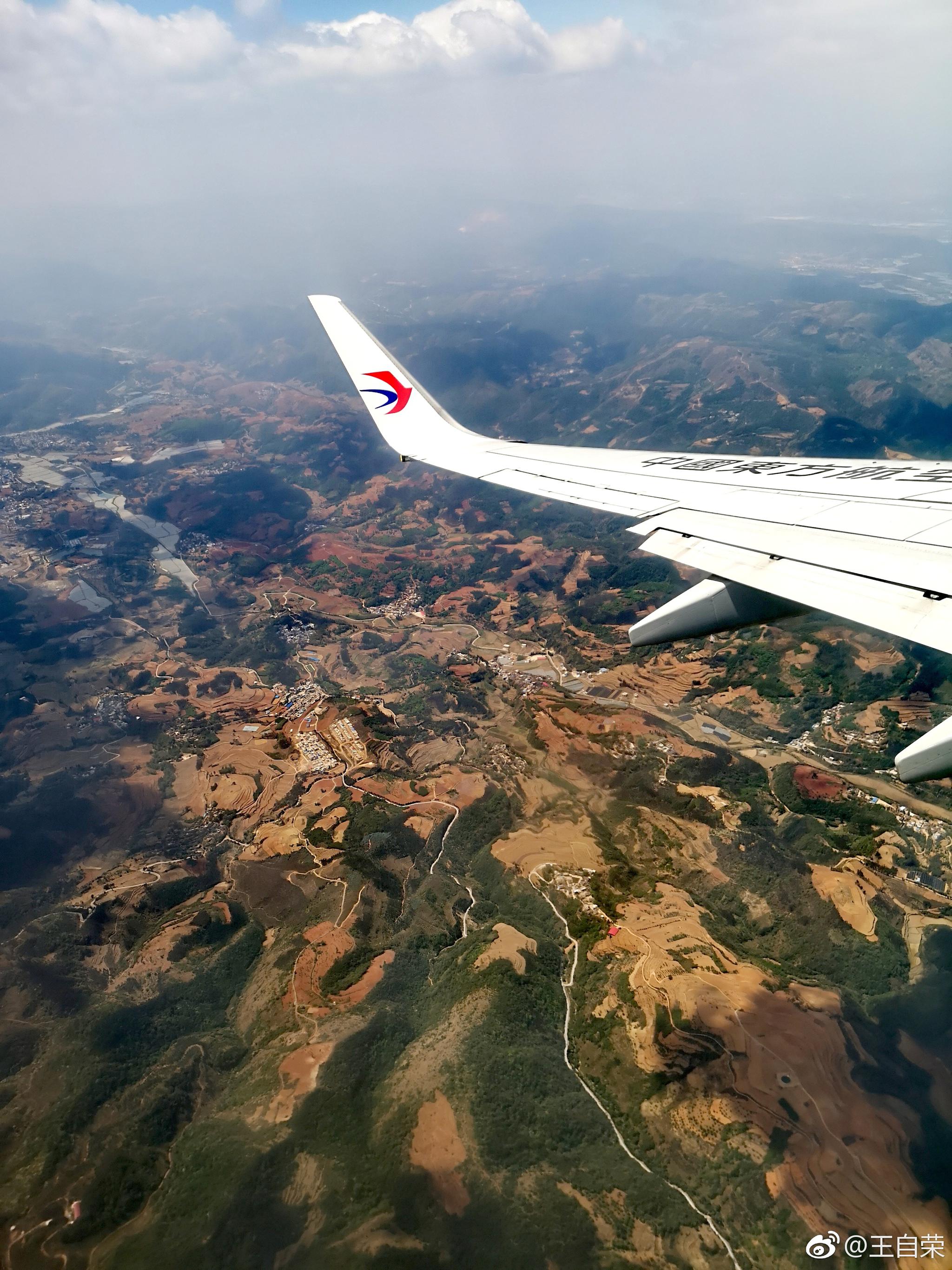 临沧飞昆明客机很顺利,准点降落长水机场.俯瞰云南秀美河山