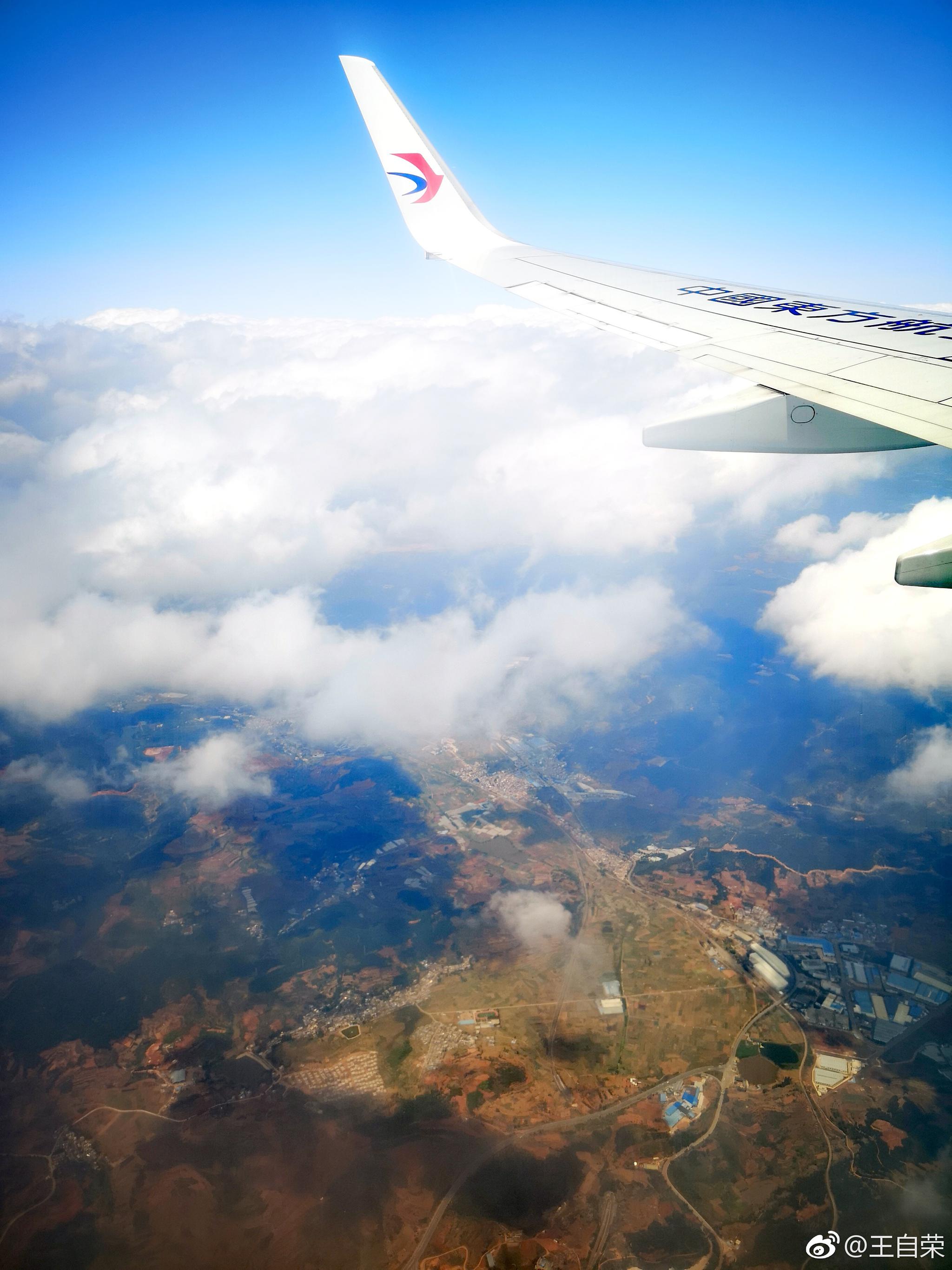 临沧飞昆明客机很顺利,准点降落长水机场.俯瞰云南秀美河山