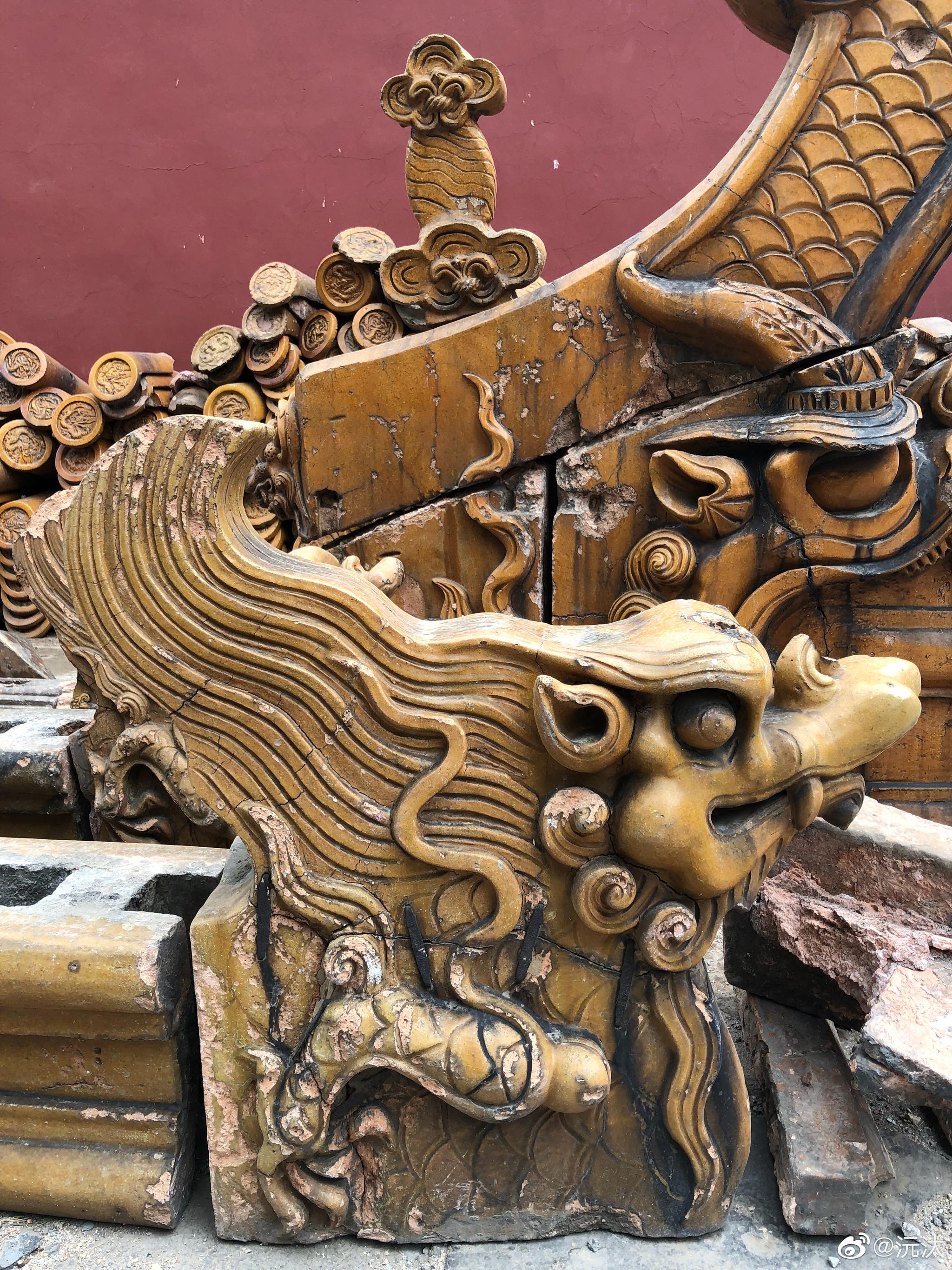 近距离看脊兽沈阳故宫太庙殿顶的黄色琉璃瓦螭吻和脊兽