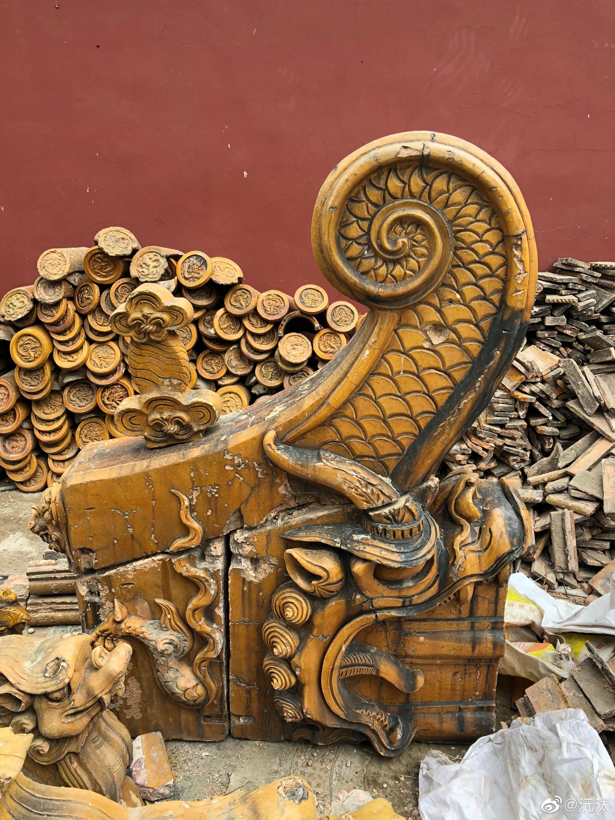 近距离看脊兽沈阳故宫太庙殿顶的黄色琉璃瓦螭吻和脊兽