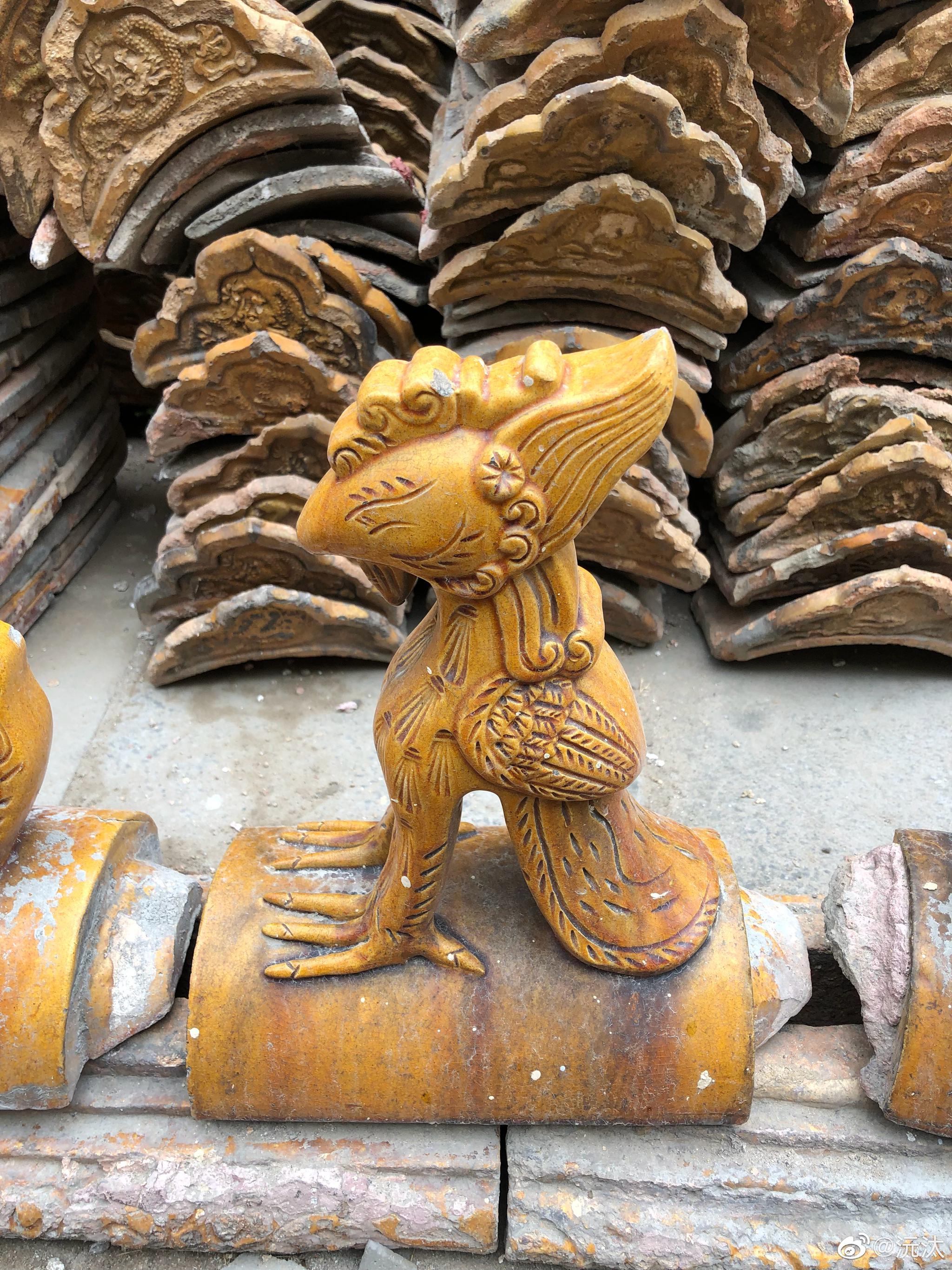 近距离看脊兽沈阳故宫太庙殿顶的黄色琉璃瓦螭吻和脊兽
