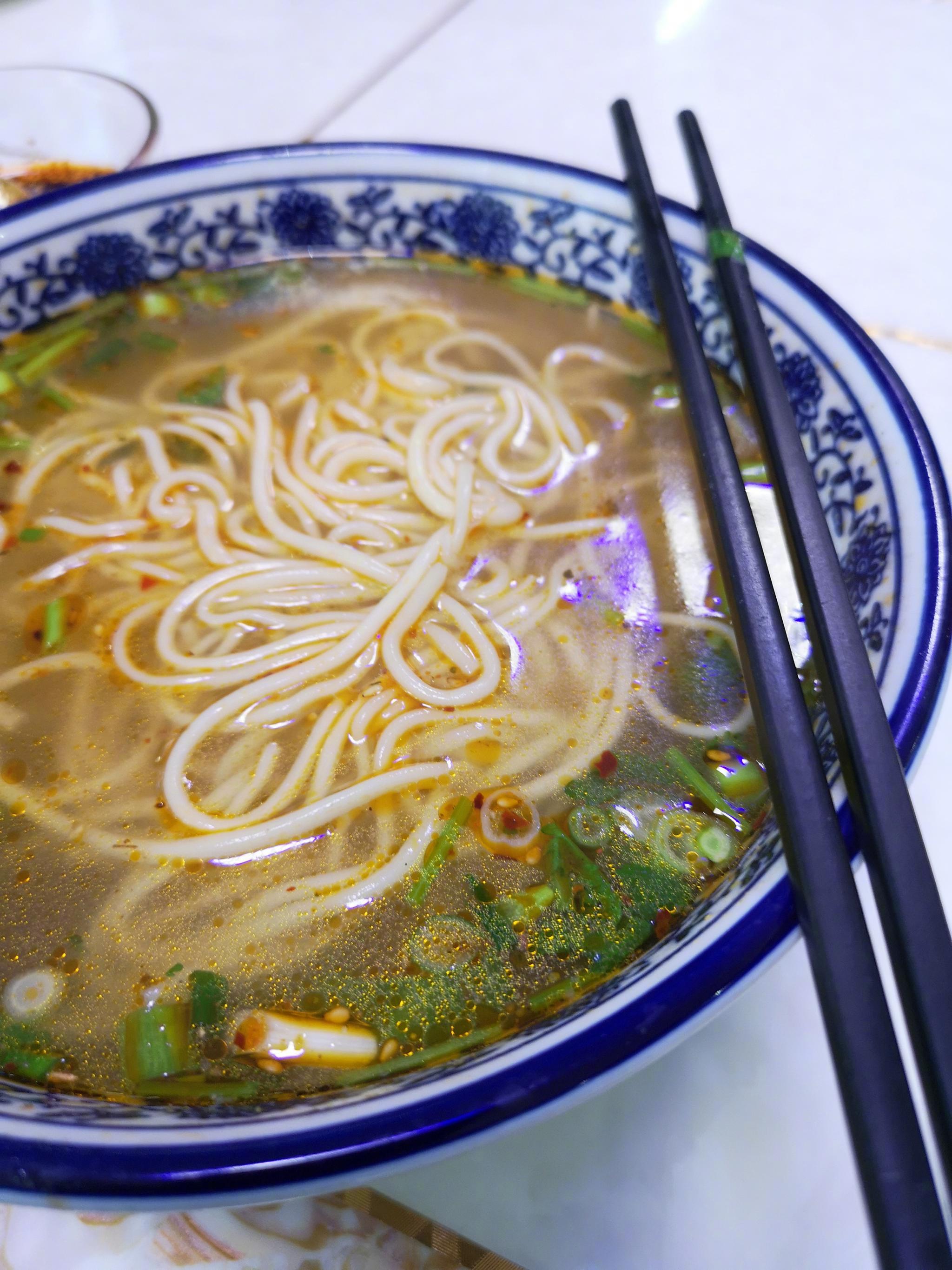 午餐没有鸡腿,一碗2小片牛肉薄片的拉面,8元.