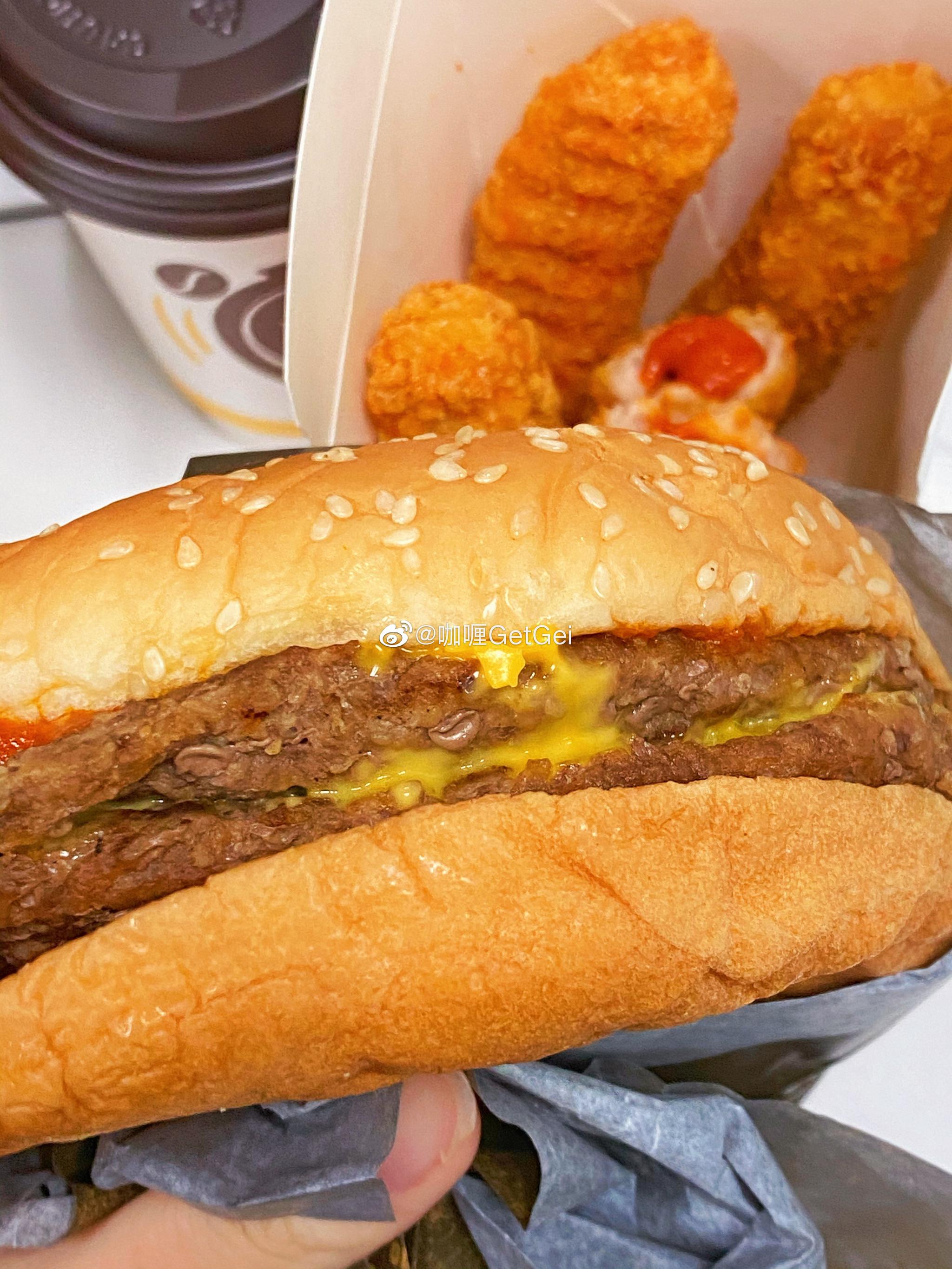 你们快去吃汉堡王新出的红烩牛肉国王堡!真的巨优秀!份量也巨足