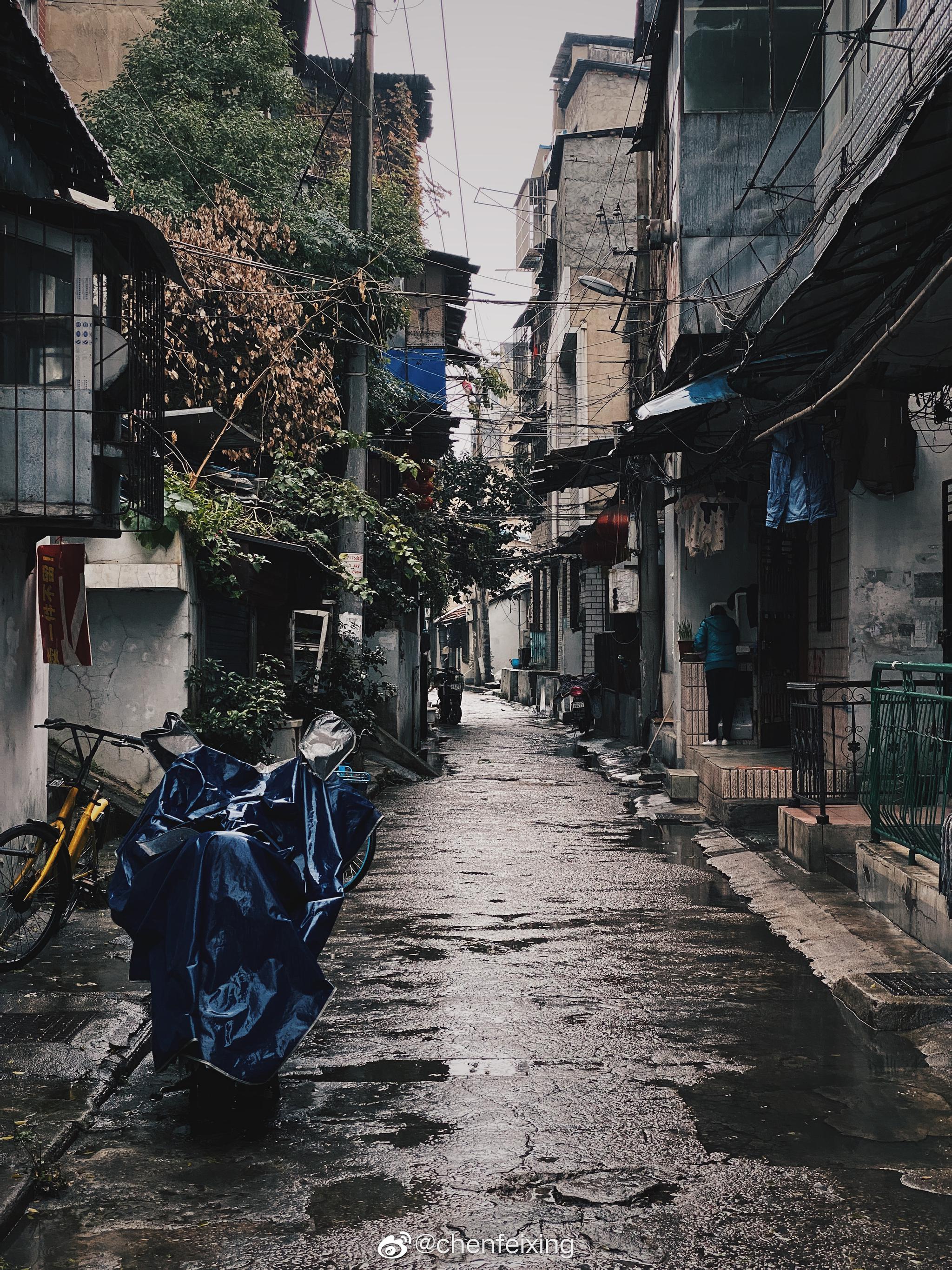烟雨蒙蒙下雨天,行人匆匆路上走by iphone 11 pro