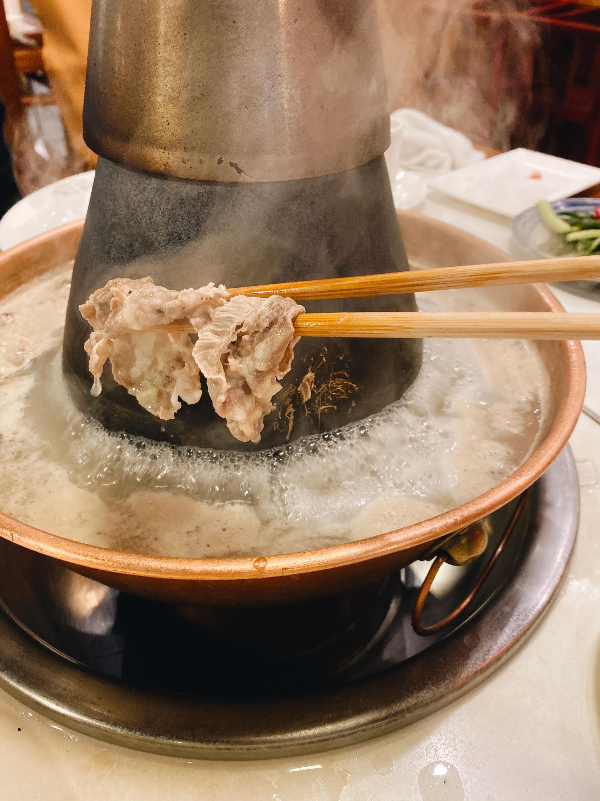 给大家安利一家还不错的"老北京铜锅涮肉",叫鸦儿·李记