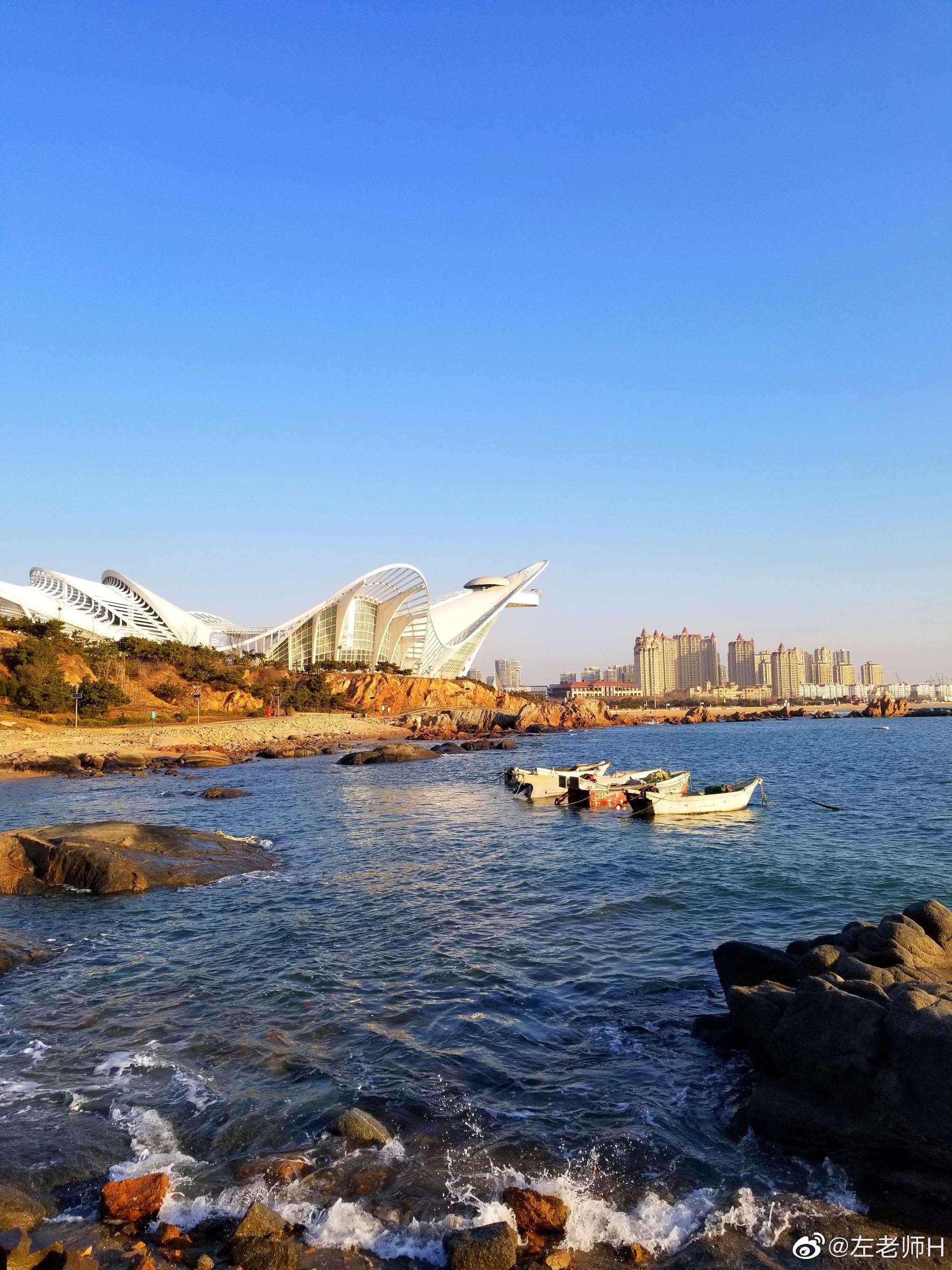 金沙滩掠影,看那俊俏的建筑就是凤凰之声大剧院,青岛西海岸标志性地标