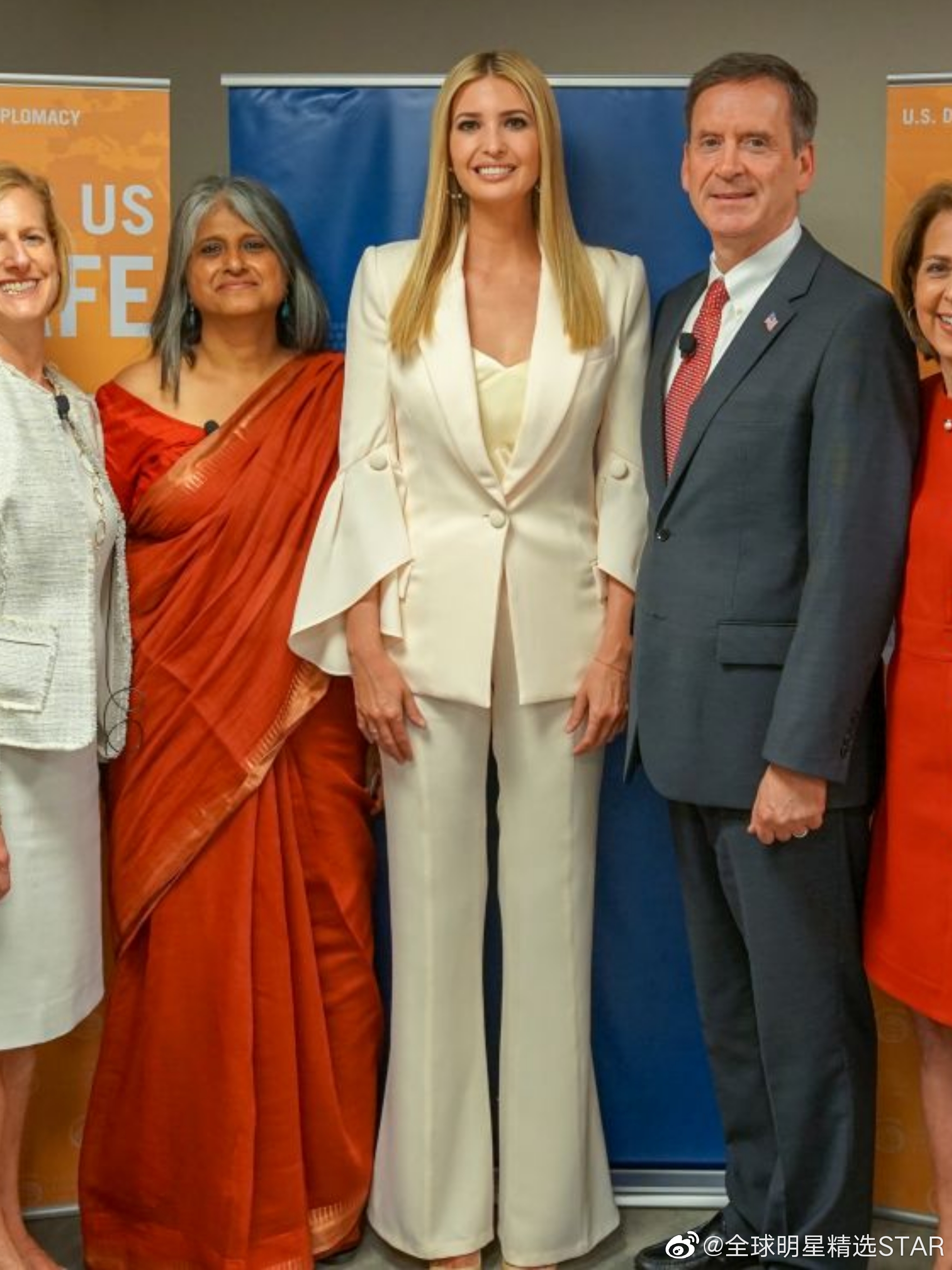 伊万卡·特朗普国务院会议上挥洒美丽，浅蓝色连衣裙美极了|浅蓝色|伊万娜|特朗普_新浪新闻