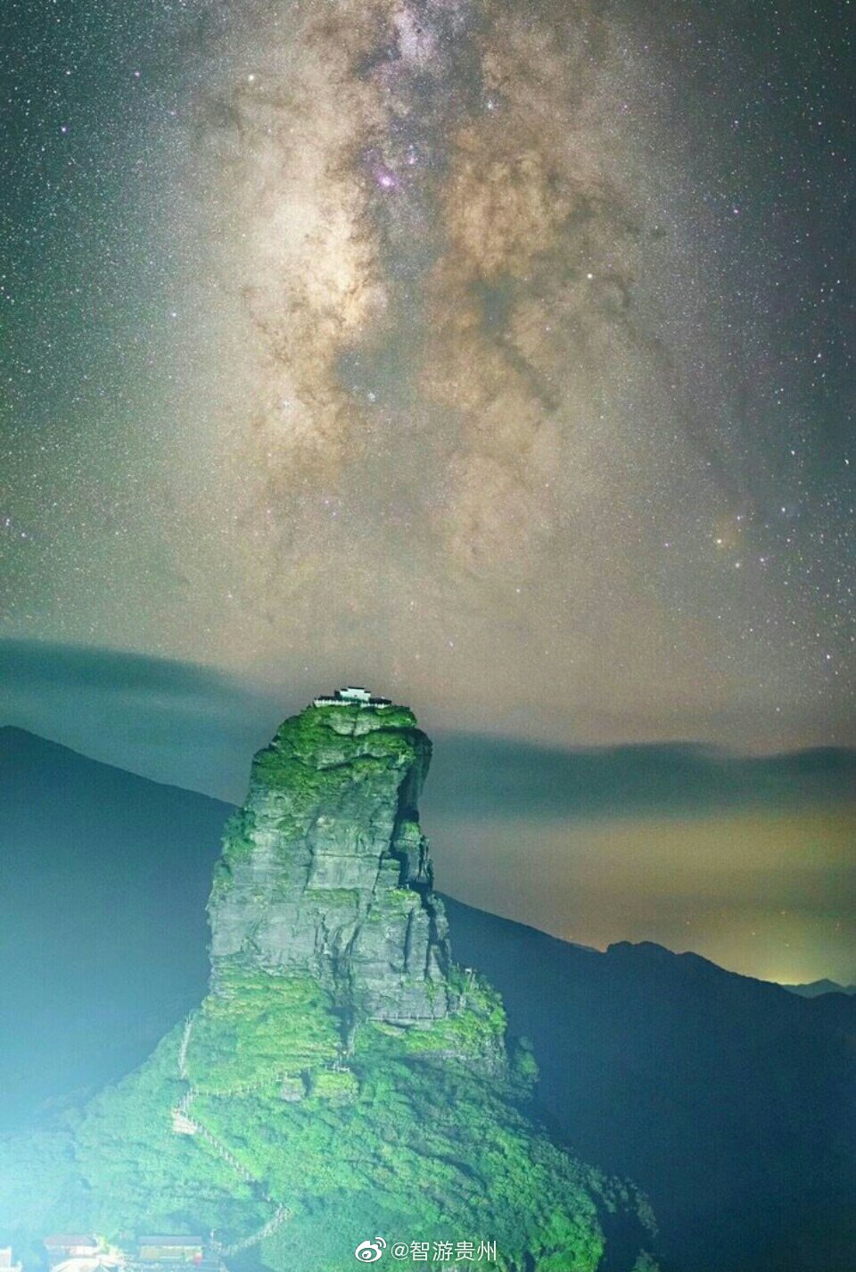 这是一组在贵州梵净山景区拍摄的星空图片