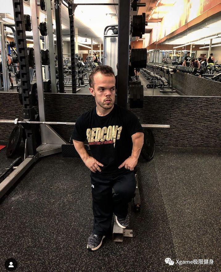 1米2的侏儒症消防员猛男玩健美凭实力走上巅峰