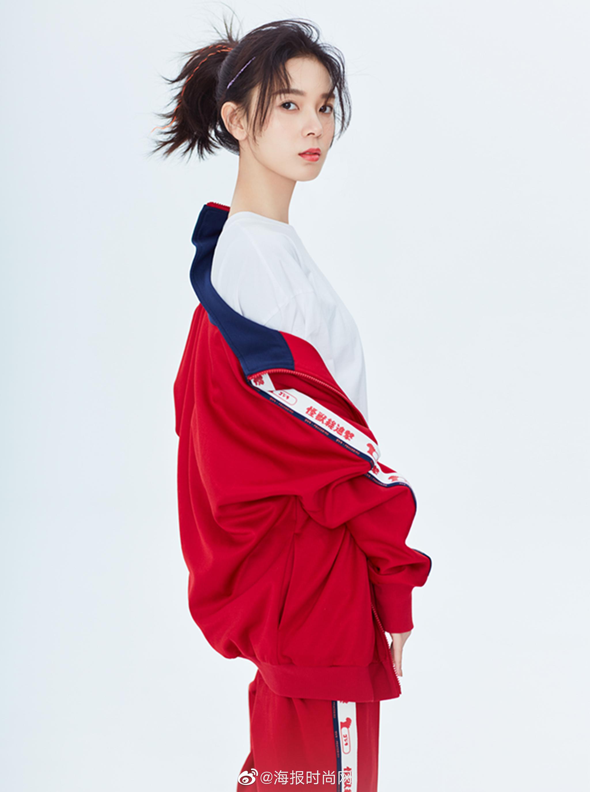 她是腹黑萝莉岳绮罗,她也是肆意张扬的玉面小飞龙郑薇