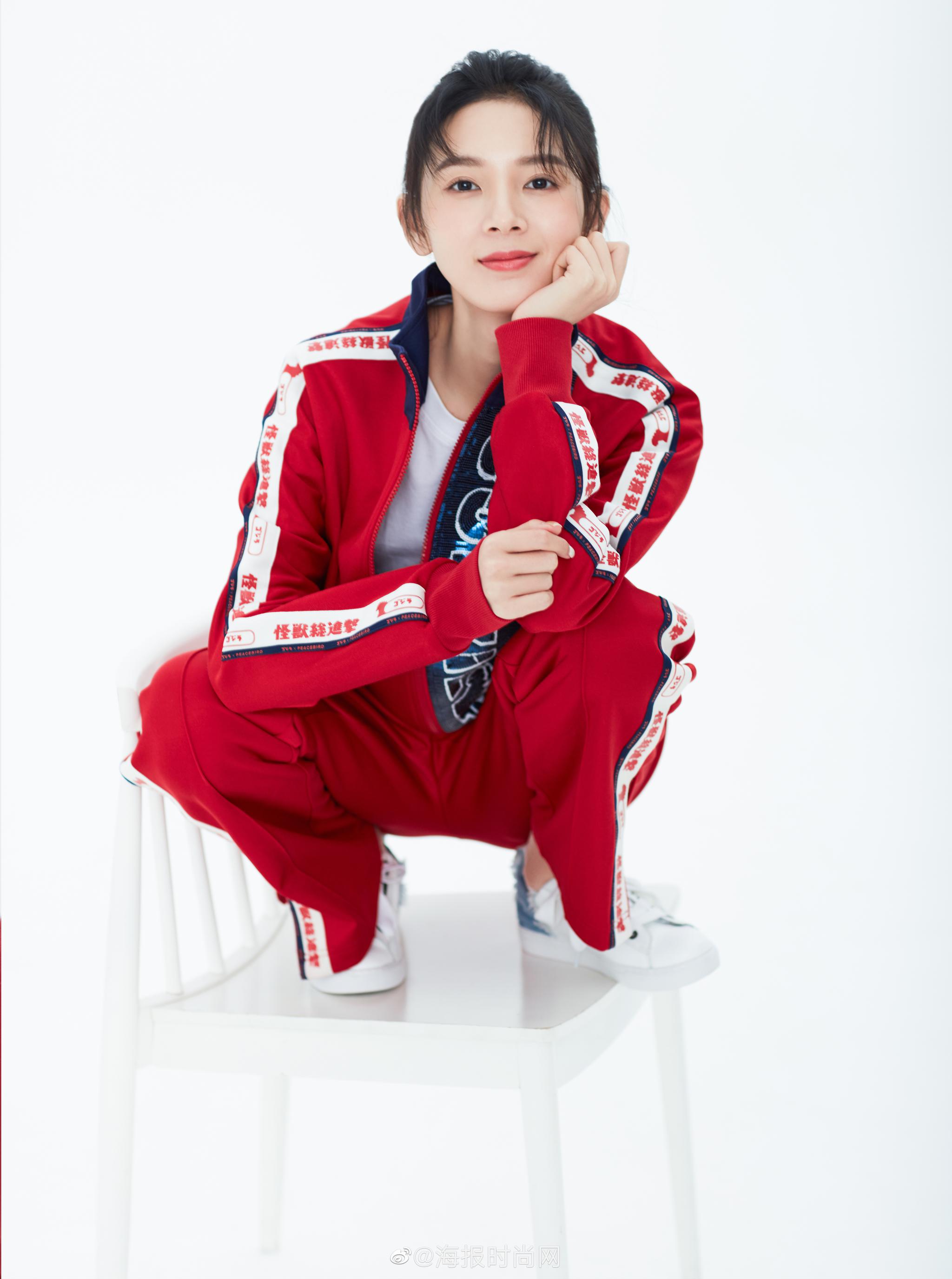 她是腹黑萝莉岳绮罗,她也是肆意张扬的玉面小飞龙郑薇