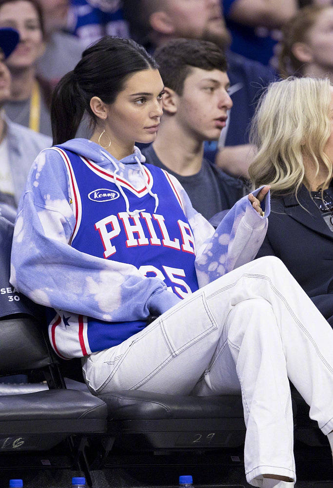 肯达尔詹娜穿着西蒙斯的卫衣和球衣来76人主场支持西帝酸了