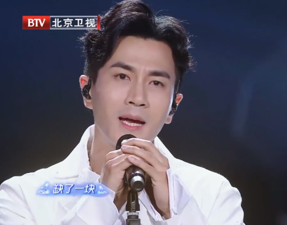 刘恺威离婚前深情献唱,眉头微皱眼含泪花令人心疼,网友:不容易