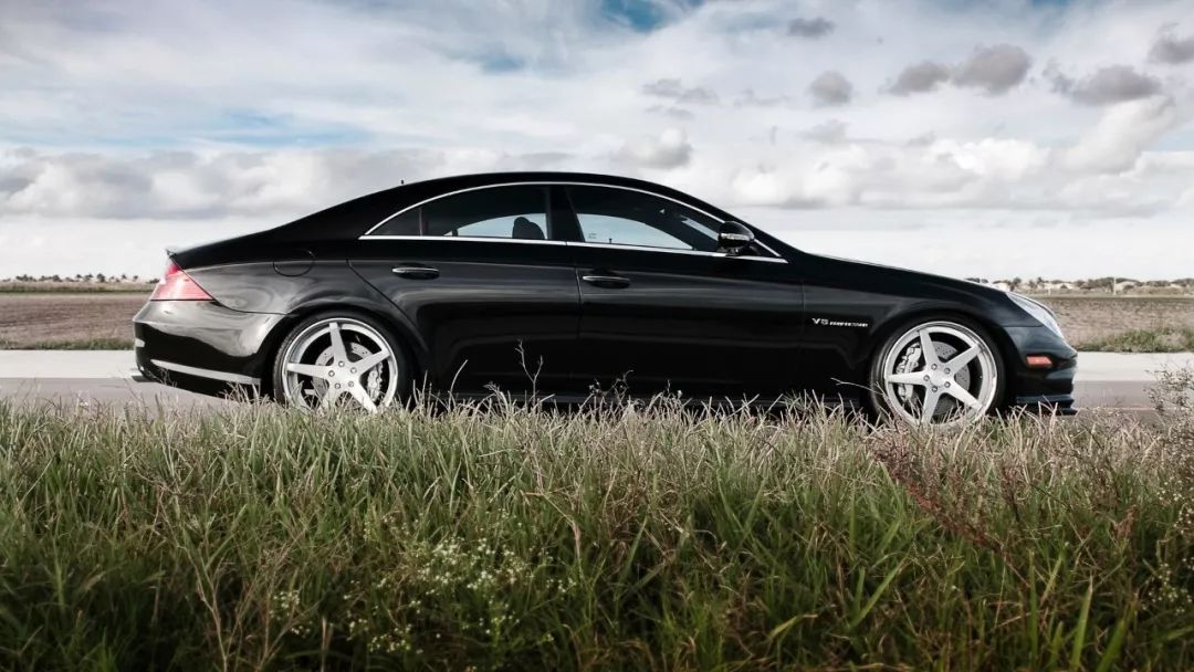 即使像奔驰s级这种级别的车型依旧可以"coupe"化,例如上图的第一代
