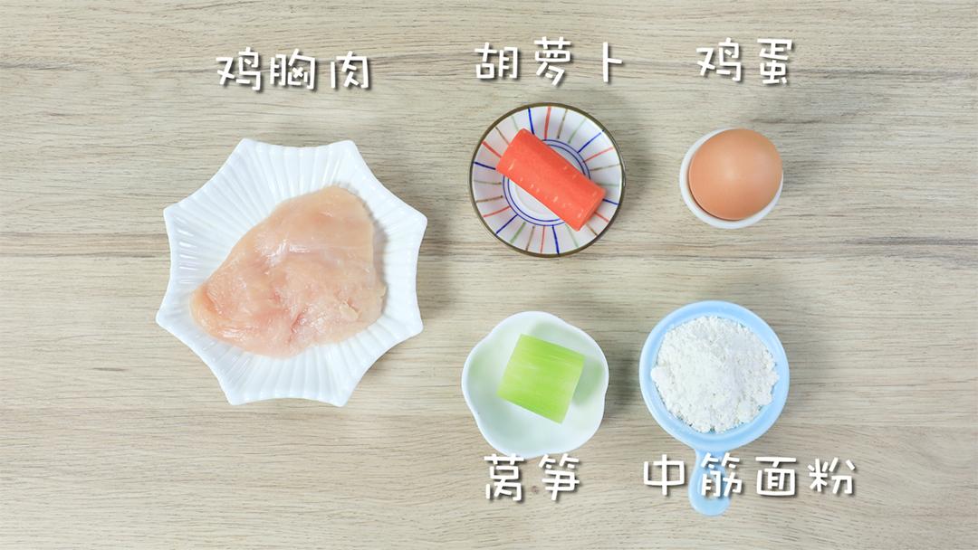 1,准备食材:莴笋20克,胡萝卜60克,鸡胸肉80克,中筋面粉20克,鸡蛋1个
