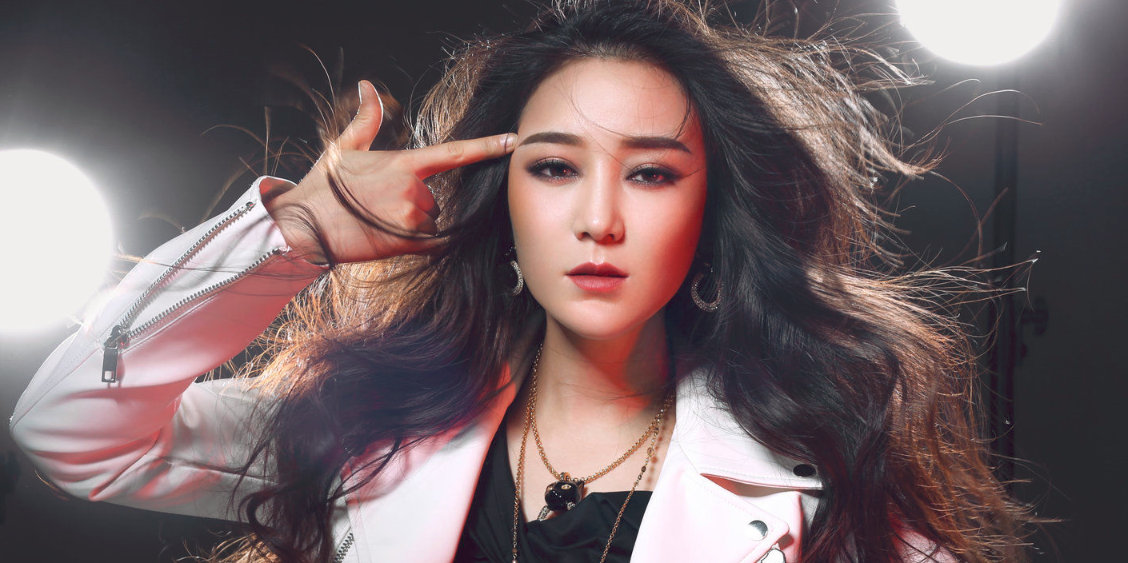 龙梅子《都说》:孤单和苍茫,庸俗与坚强|都说|龙