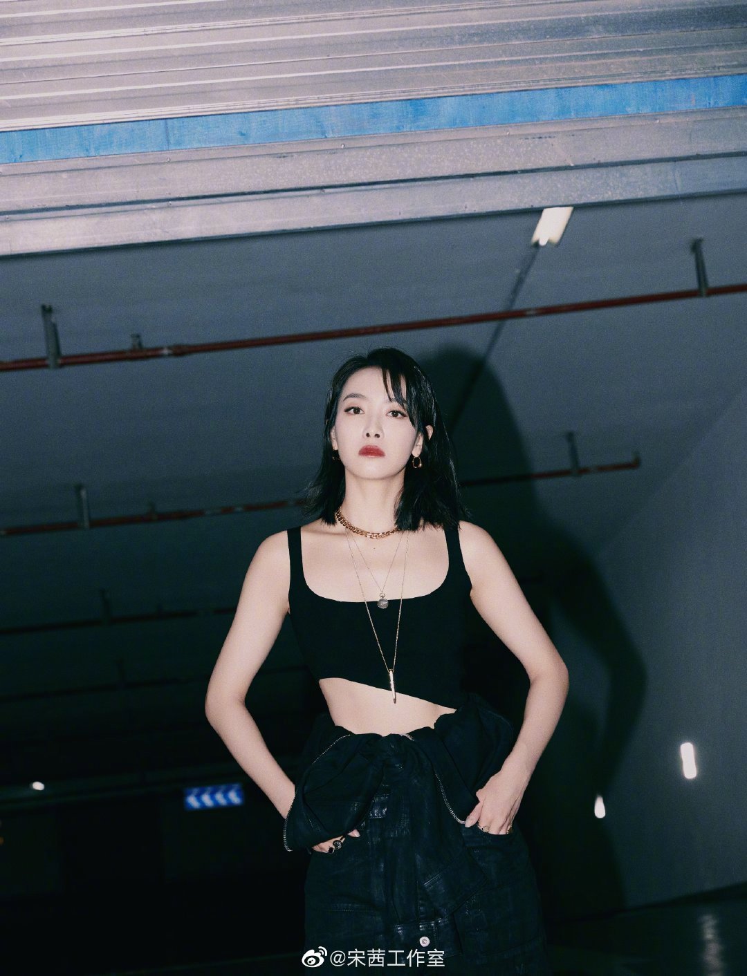 宋茜一直都是锁骨发,半扎也很好看,青春减龄必备.