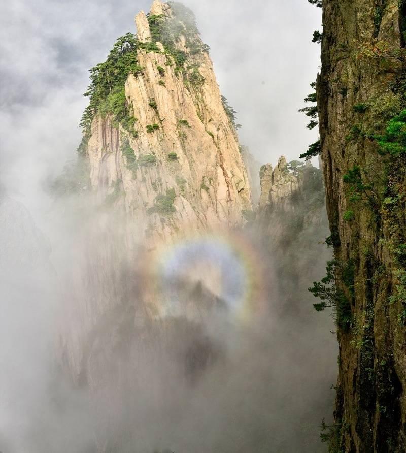 四川省巴中市平昌县佛头山景区现"佛光"奇观,持续了30分钟左右