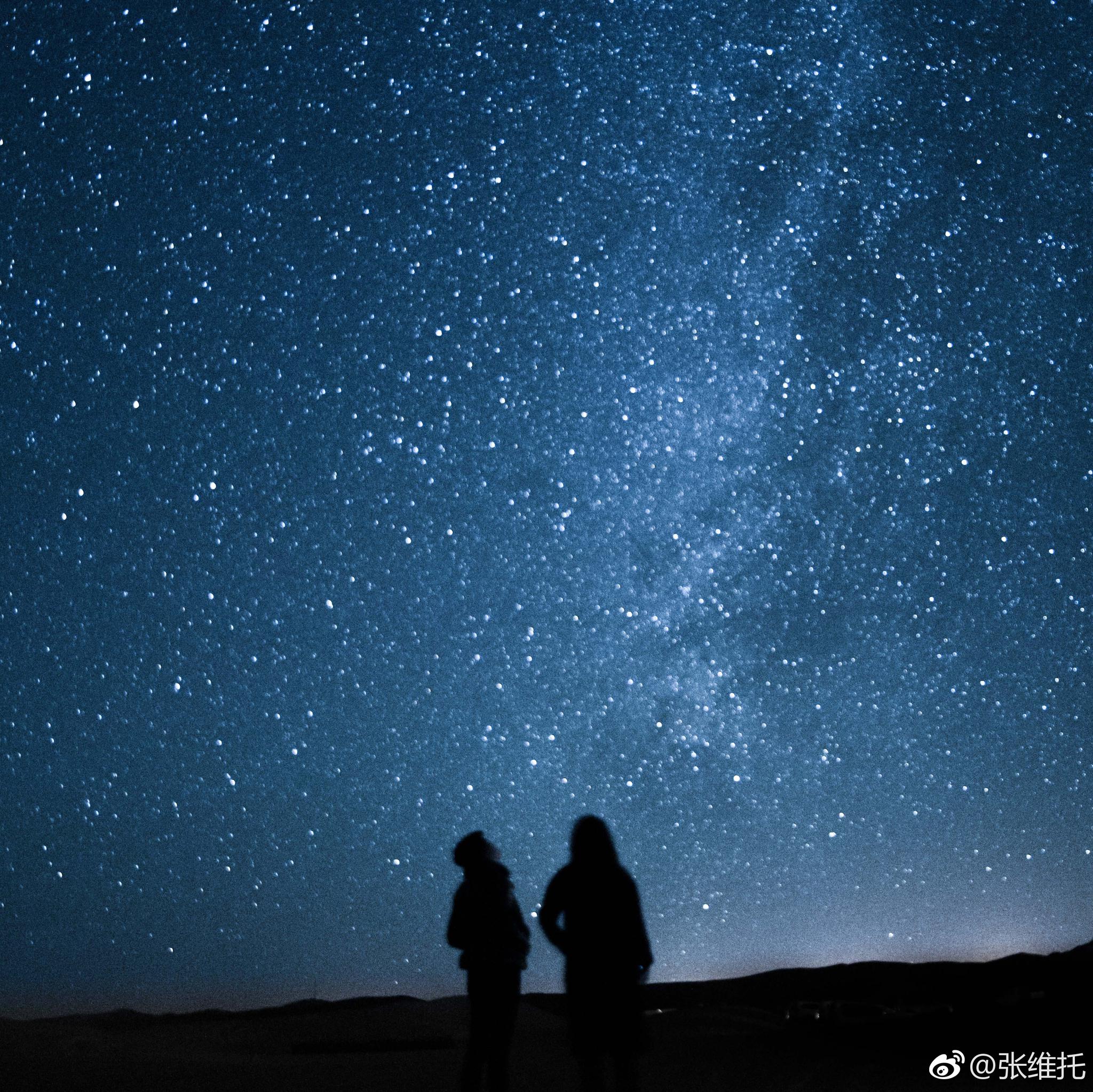 “细数繁星闪烁,细数此生奔波,原来所有所得所获不如一夜的星空