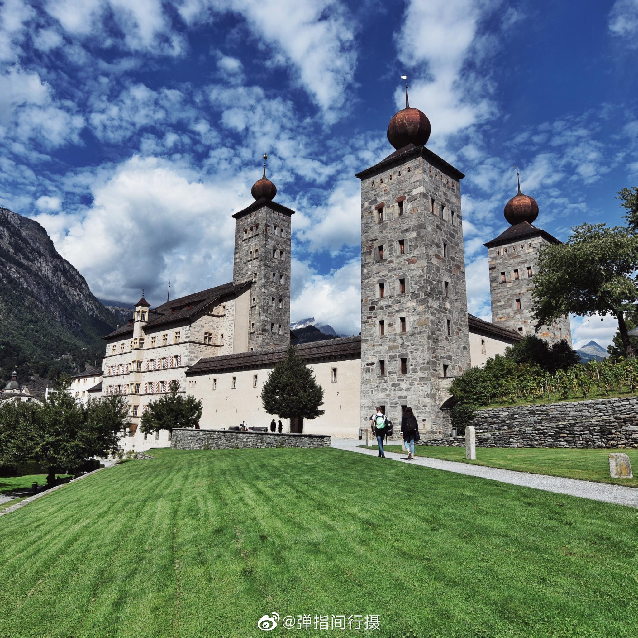 在明媚阳光的笼罩中,隐于瑞士瓦莱州山谷里的布里格,一切都美得恰如其
